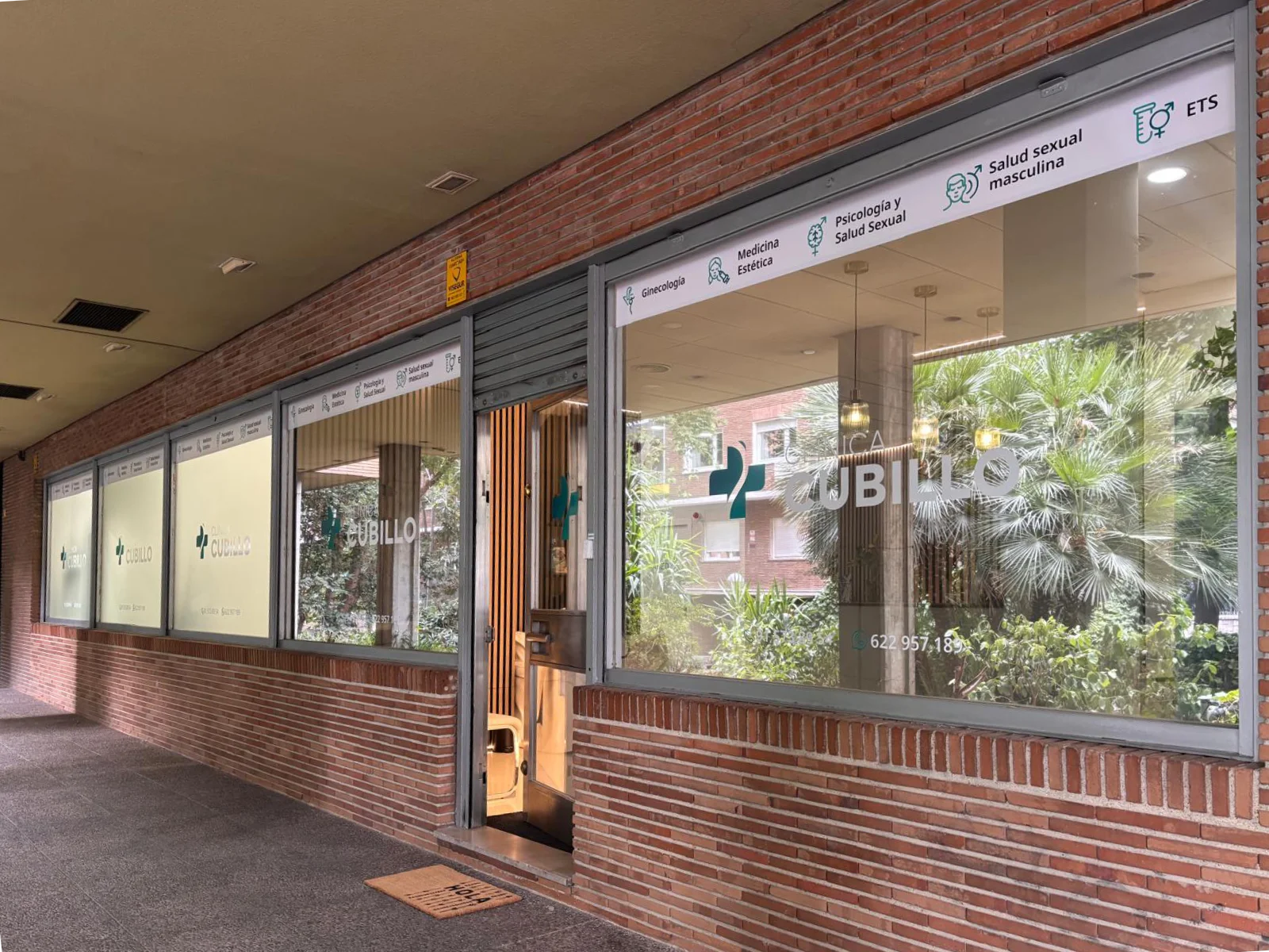 Entrada a pie de calle de la consulta en la calle Jericó 2 de Madrid